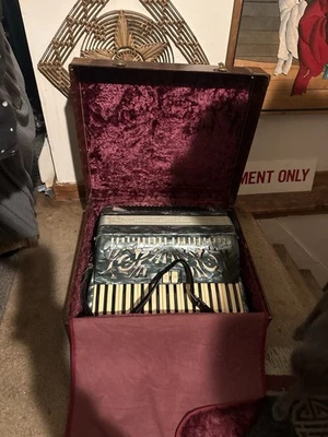 Impresionante acordeón con hermoso estuche vintage Foto 1 de 3