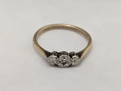 9ct Yellow Gold and Platinum Ring Diamond Stones 9ct PLAT Stamped ring Size O - Image 1 of 4