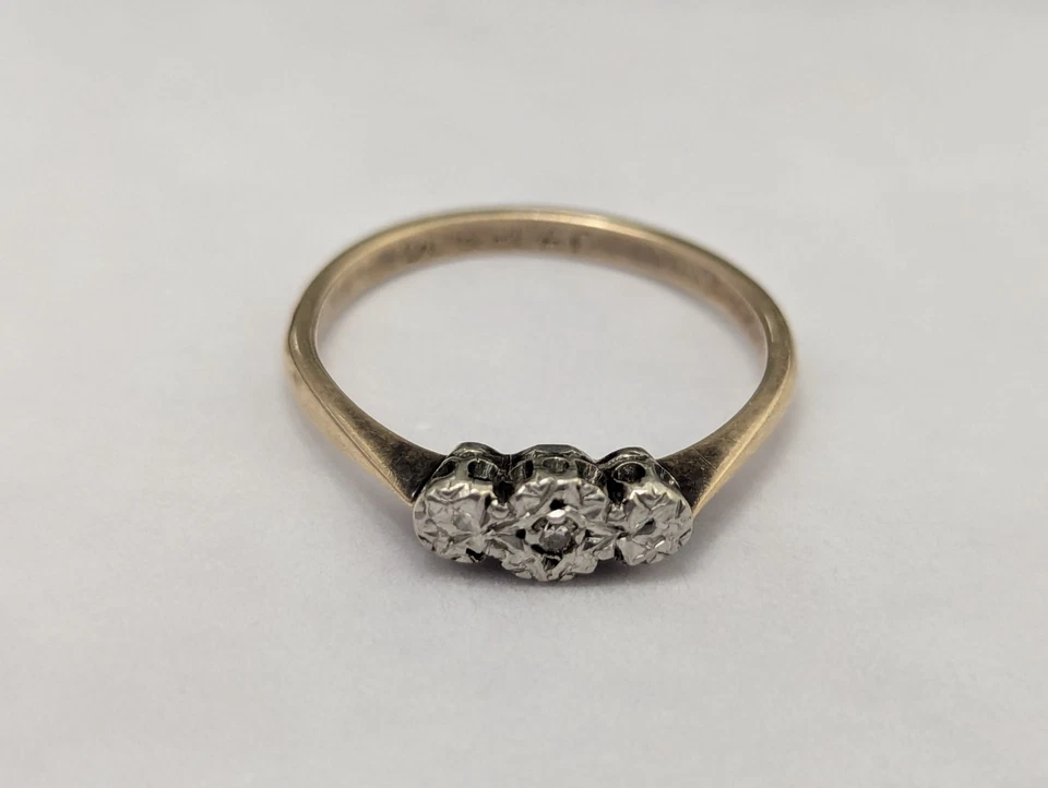 9ct Yellow Gold and Platinum Ring Diamond Stones 9ct PLAT Stamped Ring Size O - Image 1 of 4