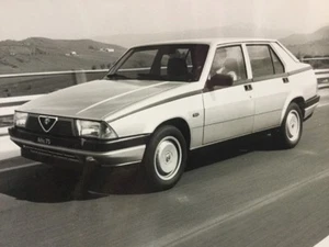 Seltene Pressemappe 1985 Alfa Romeo 75 1.6 1.8 2.0 2.5 Quadrifoglio 6V !!! - Bild 1 von 7