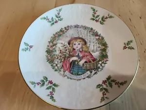 ROYAL DOULTON Bone China CHRISTMAS PLATE GIRL WITH BASKET 2ND IN SERIES 1978 EUC - Picture 1 of 4