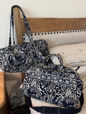 Vera Bradley Weekender & Large Duffle en patrón retirado Twirly Bird Navy - Usado en excelente estado Foto 1 de 4