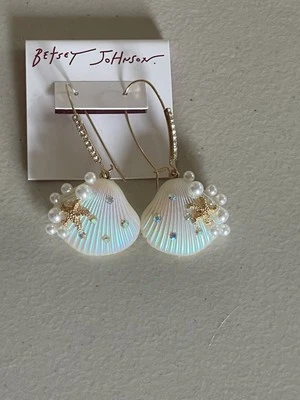 "PENDIENTES BETSEY JOHNSON TONO DORADO CON CONCHA CAÍDA CON PERLAS $ ESTRELLAS DE MAR 2,25"""  Foto 1 de 4