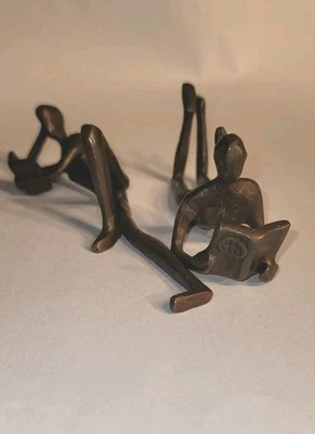 Esculturas de bronce de hombre y mujer leyendo tranquilamente de 6" × 3".  Hecho a mano. Foto 1 de 4