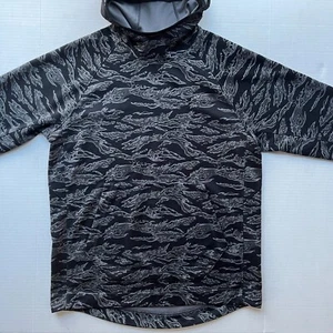 Nike Felpa con Cappuccio Uomo L Allover Tiger Stampa Mimetica Basket AV8958-021 Nero Grigio - Foto 1 di 9