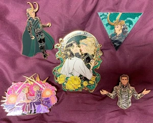 Menge 5 Loki und Sylvie Fantasy Pins groß Abigeyedowl Dreieck Serie Gaggle - Bild 1 von 24