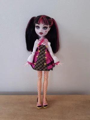 Monster high  Draculaura Forbitten Love  RARE Worldwide Shipping  - Image 1 of 4