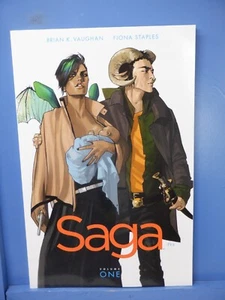 Saga Band 1 Fiona Heftklammern Brian Vaughan Bild Handel Taschenbuch TPB GM5099 - Bild 1 von 2