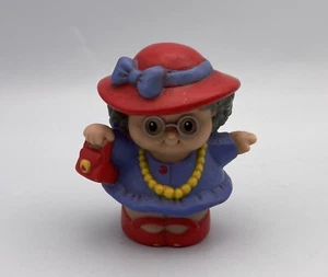 Fisher Price Little People Figur 2002 Oma Oma Maggie Tea Party roter Hut - Bild 1 von 5