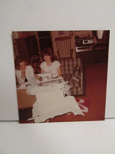 1977 VINTAGE FOUND PHOTOGRAPH COLOR PHOTO ORIGINAL ART WOMEN BIRTHDAY PRESENT - Picture 1 of 4