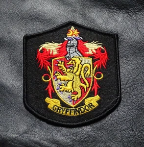 HARRY POTTER GRIFONDORO RICAMATO 3,5 POLLICI FERRO SU TOPPA - Foto 1 di 1