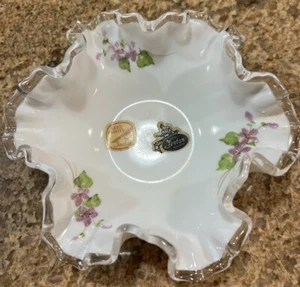 Fenton Vetro Latte Ruffle Dipinto a Mano Caramelle Viola Nella Neve Crest Argento Vintage - Foto 1 di 7