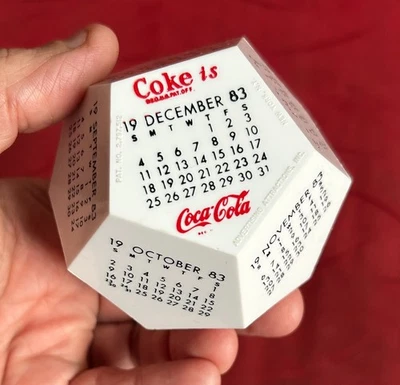 1983 Coca Cola 12-сторонний пластиковый календарь Пентагон - Изображение 1 из 3