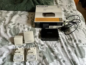 Netgear Powerline Bundle. XAV1004, XAV5201 Nano, XWN5001 Extender, 2 x XAV2001 - Afbeelding 1 van 6
