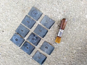 ANCIEN OUTIL - POCHOIR CHIFFRES DE 0 A 9 EN ZINC - - Photo 1/2