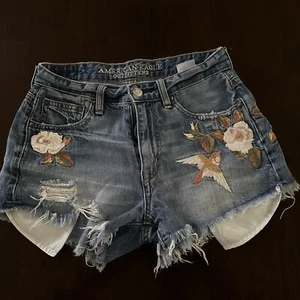 Size 0 Womans AMERICAN EAGLE Embroidered Bird Denim Flower Shorts Mint - Picture 1 of 5