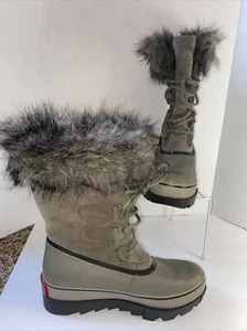 Stivali Sorel Joan Of Arctic Next foderati in pelliccia sintetica polsino impermeabile tortora 9 US - Foto 1 di 12