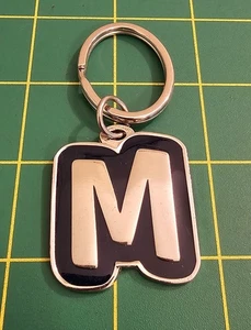 Letra "M" Llavero Tono Plata Negro Esmalte Alfabeto Llave Inicial, B3b6 - Imagen 1 de 2