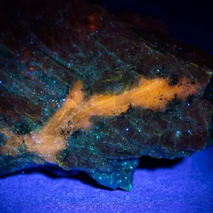 Cristal de pectolita en microclina. Fluorescente UV LW 200g / 7oz Yukspor Mt., Rusia - Imagen 1 de 7
