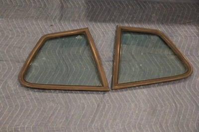 PAR #2 de cristal de cuarto trasero con molduras y juntas de aluminio Porsche 924 944 Foto 1 de 2