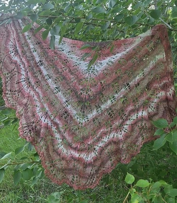 Mantón de encaje de angora rosa hecho a mano - envoltura romántica ligera Foto 1 de 4