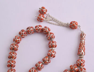 Perline di preghiera intarsiate in rilievo islamico corallo rosso e argento s... - Immagine 1 di 4