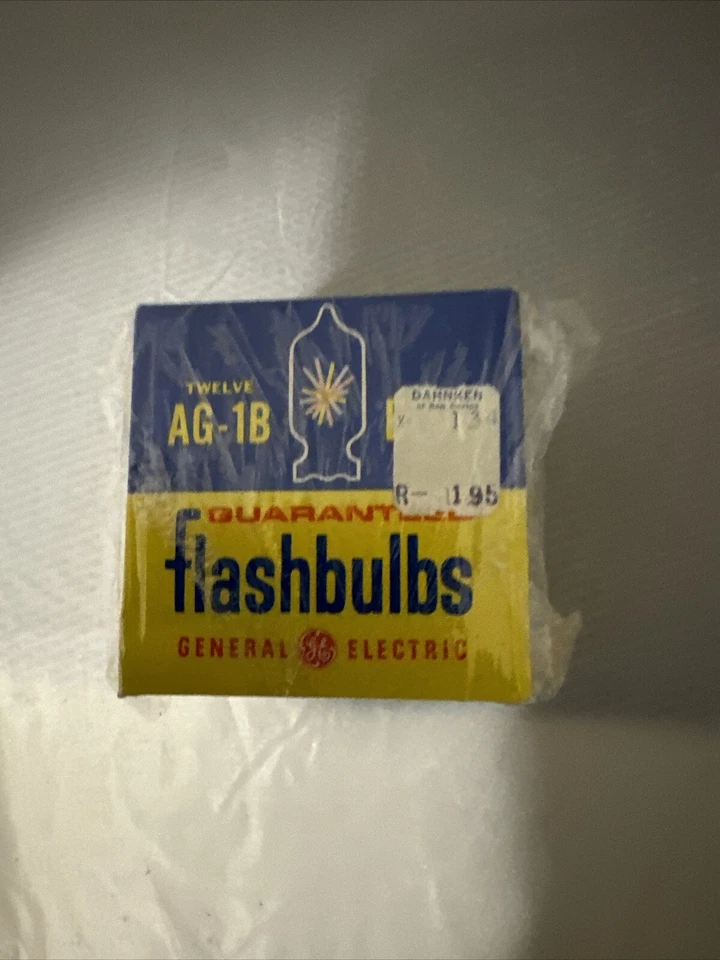 Vintage Package GE M2 Flashbulbs 16 Bulbs in 5 Packages - Image 1 of 4