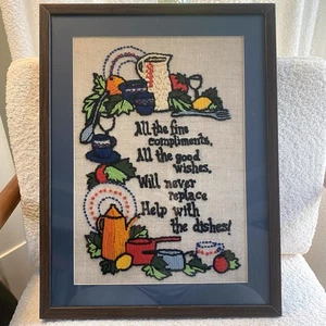 Vintage MCM Küchencrewel "Geschirrspüler Klage" gerahmt bunt Crewel Art 22x17 - Bild 1 von 14