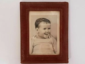 Cadre photo ancien vintage sous verre simili cuir photographie bébé souriant - Picture 1 of 11