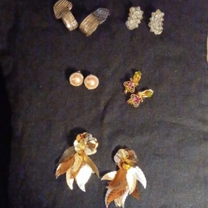 Earrings, vintage clip on, costume jewelry - Picture 1 of 1