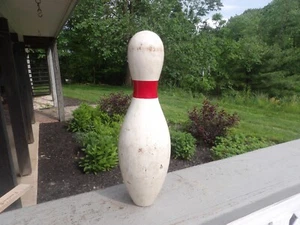 Prendedor de boliche de madera a rayas rojas escaso vintage envejecido usado 9 1/4" - Imagen 1 de 5
