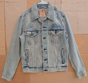 Levi’s Trucker Jacke Damen S Light Wash Denim Peace Grafik vorne Neu mit Etikett - Bild 1 von 24