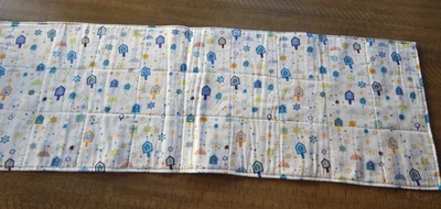 TABLERUNNER HECHO A MANO REVERSIBLE ACOLCHADO 42" LARGO "IMPRESIÓN HANUKKAH"  Foto 1 de 3