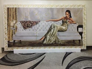 QUADRO DONNA SUL DIVANO CORNICE BIANCA E ORO IN LEGNO GLITTER E CRISTALLI - Imagen 1 de 4