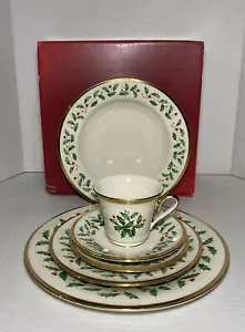 Lenox Holiday 5 Piece Place Setting And Soup Bowl Set Holly Berry - Picture 1 of 10
