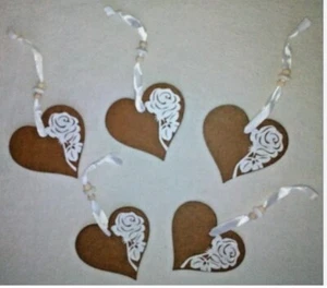 35 Herzhänger braun mit weißer Rose verziert Hochzeit Verlobung Tafeldeko Liebe - Bild 1 von 1