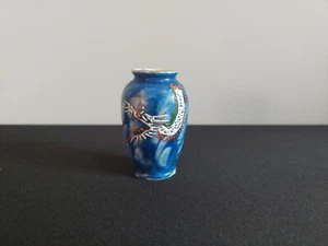Mini vaso in miniatura Giappone occupato Dragon ware blu in rilievo - Foto 1 di 11