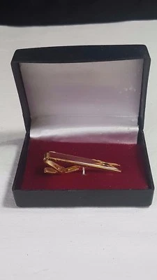 Stratton of London Tie Clip Boxed Red Backing Gold Cross Black Center Point No50 - Image 1 of 4