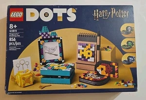 LEGO DOTS: Kit de Escritorio Hogwarts (41811) Embalaje Dañado Ver Fotos - Imagen 1 de 10