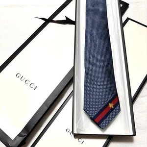 Corbata Gucci Cuello Nueva Sin Usar Ajustada Azul Marino Rojo Jerez Línea Abeja 100% Seda Caja Italia - Imagen 1 de 15