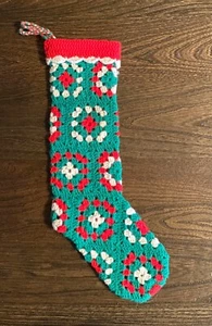 Vintage 19" Handarbeit gehäkelt Granny Square Weihnachtsstrumpf MCM 1970er grün rot weiß - Bild 1 von 6