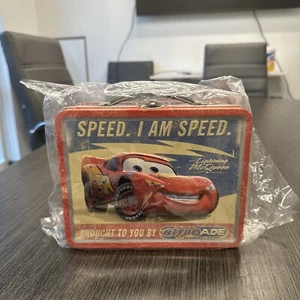 Fiambrera de hojalata de metal Disney Pixar CARS Speed ​​I am Speed Lightning McQueen Nitroade - Imagen 1 de 4
