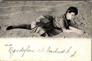 Postal vintage pin up de ropa de baño victoriana de una mujer con baño de sol en la playa - Imagen 1 de 2