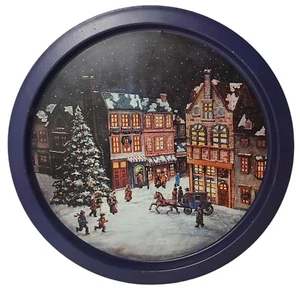 Bandeja de hojalata vintage de Navidad victoriana pueblo de vacaciones navideño redondo 12,75 pulgadas - Imagen 1 de 8