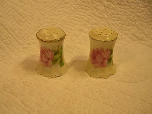ANTIKE ROYAL AUSTRIA ZWEI STREUER - SALZ & PFEFFER - MUSTER - ROSA ROSE - Bild 1 von 3