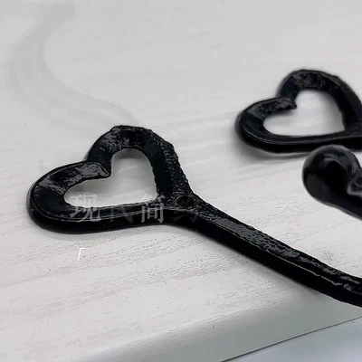 1 peça??4 peças ganchos para casaco de roupão de ferro preto em forma de coração chique gasto, 12 cm de altura - Imagem 1 de 4