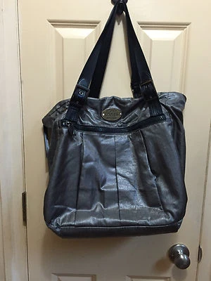 Pistola metálica tela metálica cuero detalles bolso monedero Kenneth Cole Reaction, espacioso Foto 1 de 4