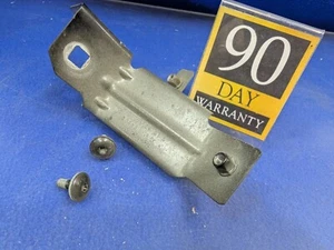 2011-2018 PORSCHE CAYENNE Front Right Fender Mount Bracket 95850361000 bolts - Picture 1 of 5