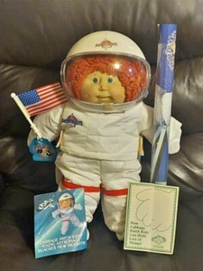 1986 brandneu neuwertig Kohlaufnäher junges Astronaut Mädchen mit roten Haaren gerade entsiegelt - Bild 1 von 10