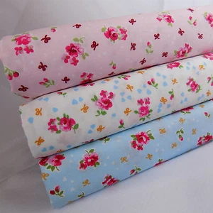Rose & Hubble - Ditsy Rosen & Herzen traditioneller 100 % Baumwolle Popeline Stoff - Bild 1 von 4